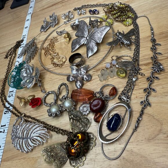 Vintage Modern Mixed Jewelry Lot With Butterfly Flower & Leaf Designs Bundle - Picture 5 of 6